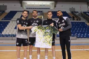 thumbnail_Marlon, Fabio, Pope y Nunes posan con la camiseta de FNG con la que saldrán mañana a la pista antes del partido (2) (1)