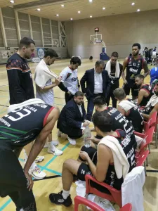 Pau-Tomas-dando-instrucciones-a-sus-jugadores-en-un-tiempo-muerto