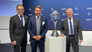 Jose-Tirado-con-los-responsables-de-UEFA-en-el-sorteo-de-noviembre