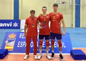 thumbnail_Josep Tous, Rafel Tugores y Dani Dezuttere posan con el trofeo de campeones del WEVZA U18