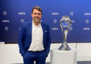 thumbnail_José Tirado, en la sede de la UEFA con el trofeo que quieren ganar por tercer año consecutivo