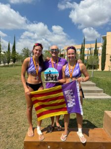 (De izq. a der.) Claudia Valdés, Toni Figuera e Irene Ibáñez poosan con el título de subcampeonas de España de vóley playa Sub21