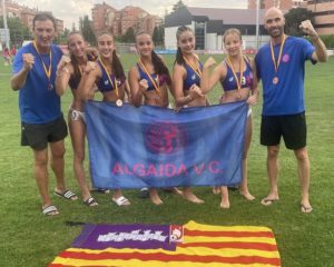 El Algaida VC posa con el trofeo de terceras de España (1)