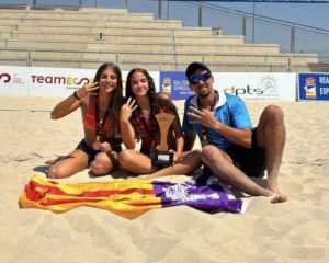 thumbnail_La pareja Esther CarballalNeus López posan con el trofeo de tercer clasificado del CESA junto a su entrenador Álex Amorós