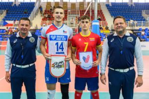 Marc Alomar ejerciendo de capitán de la selección española Sub20 en el Eurovolley