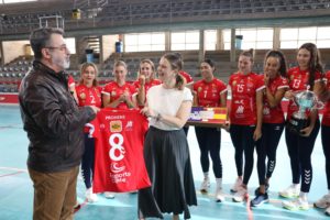 Marga Prohens recibe la camiseta del Avarca de Menorca con. su nombre de manos del presidente del club, Andreu Hernández