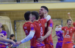 thumbnail_Gustavo Romaní celebra un punto en el partido ante el CV Guaguas