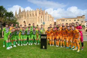 thumbnail_Illes Balears y Magnus Futsal posan delante de la Catedral de Palma con el trofeo