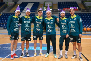 Ernesto, Marcelo, Thierry, Fabinho, Rivillos y Barrón posan en Son Moix con gorros de Navidad