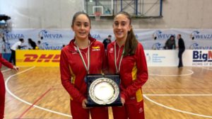 thumbnail_Las jugadoras Aina Mas y María Vallespir posan con el trofeo de terceras clasificadas del WEVZA U16 con la selección española