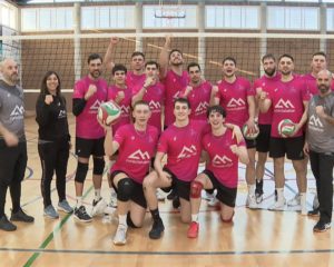 Los jugadores y el cuerpo técnico del Conectabalear Manacor posan antes de viajar a Zaragoza (2)